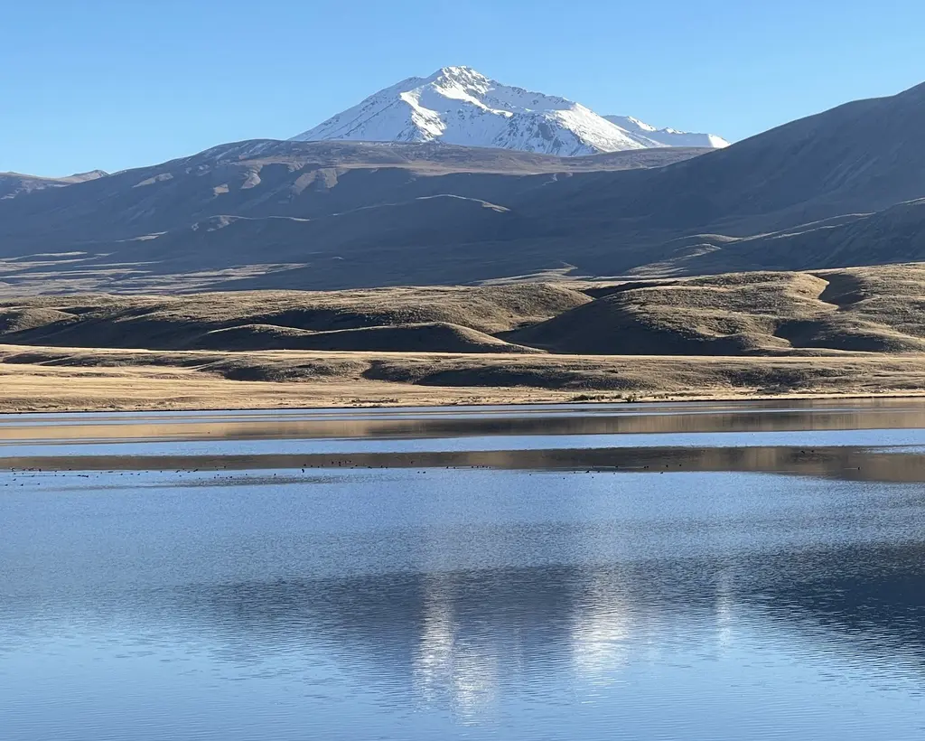 A still alpine lake beneath the mountains